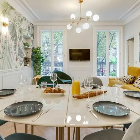 Bright And Gorgeous Flat In The Heart Of Apartment *